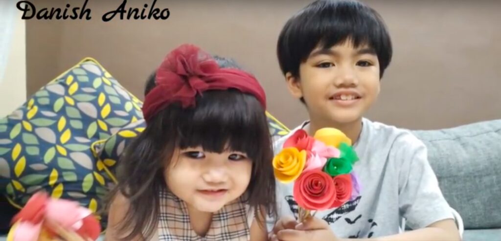 kids-flowers-motherday