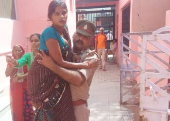 Sonu-Kumar-Bhavana-Policeman-Carried-Pregnant-Woman-In-Arms-Hospital