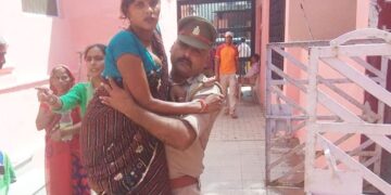 Sonu-Kumar-Bhavana-Policeman-Carried-Pregnant-Woman-In-Arms-Hospital
