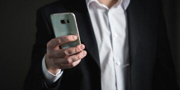 iforher-father-smartphone
