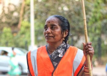 Mother-Turns-Sweeper-Daughter-Future