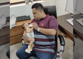 Raising kids is not only mom's job. This father proves it