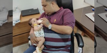 Raising kids is not only mom's job. This father proves it