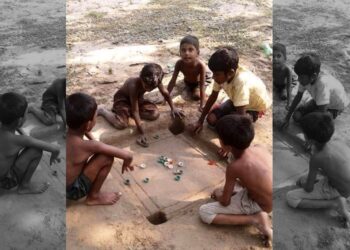 Kids-Carving-Out-Carrom-Board-In-Mud-Happiness-IFORHER