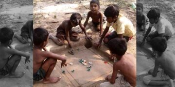 Kids-Carving-Out-Carrom-Board-In-Mud-Happiness-IFORHER