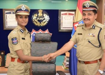 Women-Struggling-Cancer-Police Inspector For A Day