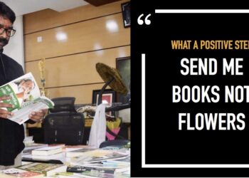 Hemant-Soren-Books-Not-Flowers-As-Gift