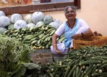 Sudha-Murthy-Selling-Vegetables-At-Temple