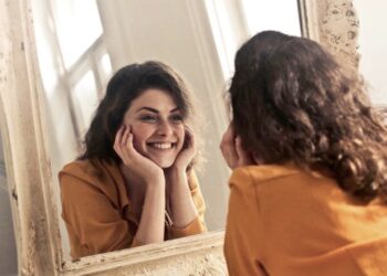 Looking in mirror can boost confidence