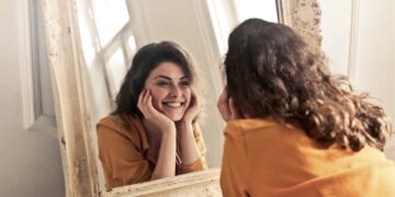 Looking in mirror can boost confidence