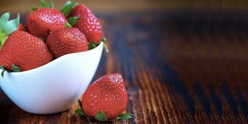 How To Clean Strawberries