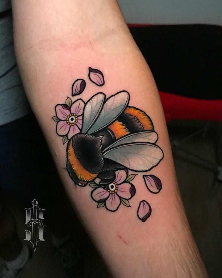 Neo-traditinal bee tattoo-33