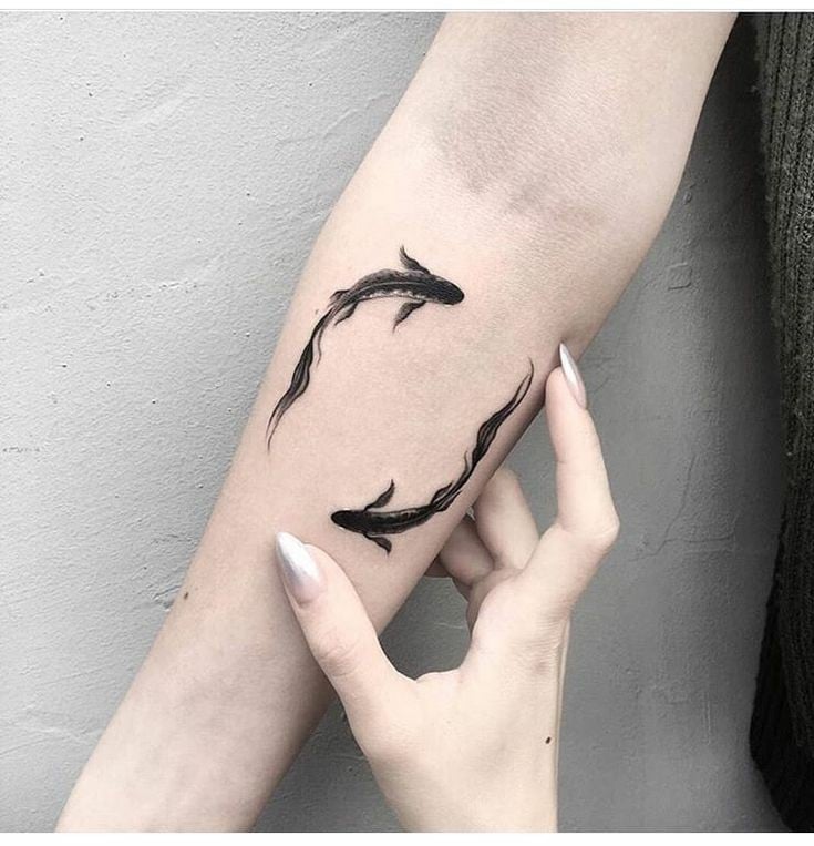 Tatuagem de peixe koi no braço-24