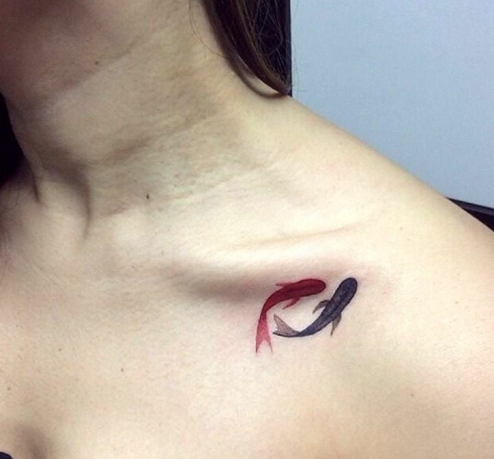 Tatuagem de peixe koi na clavícula-18