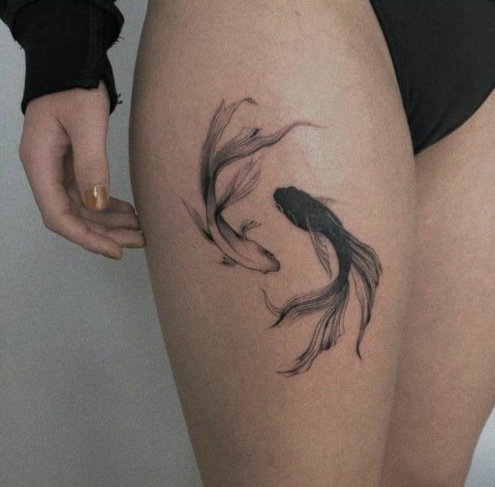 Tatuagem de peixe koi na coxa-01