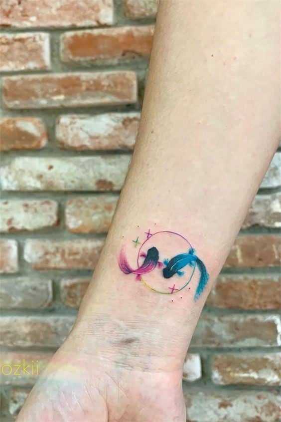 Tatuagem de peixe koi no pulso-41