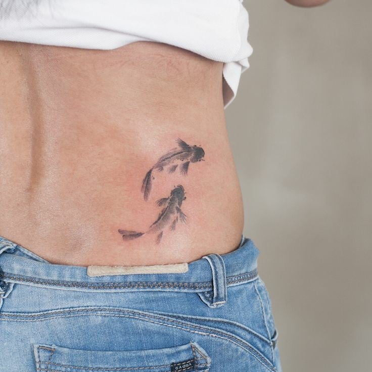 Tatuagem de peixe koi na parte inferior das costas-17