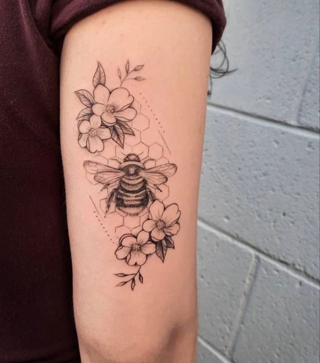 Tatuagens de abelha com flores