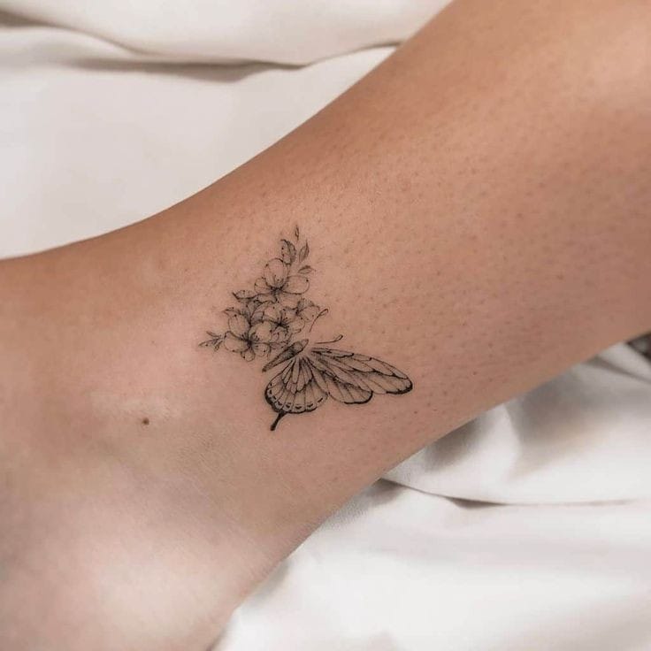 Tatuagem de borboleta no tornozelo