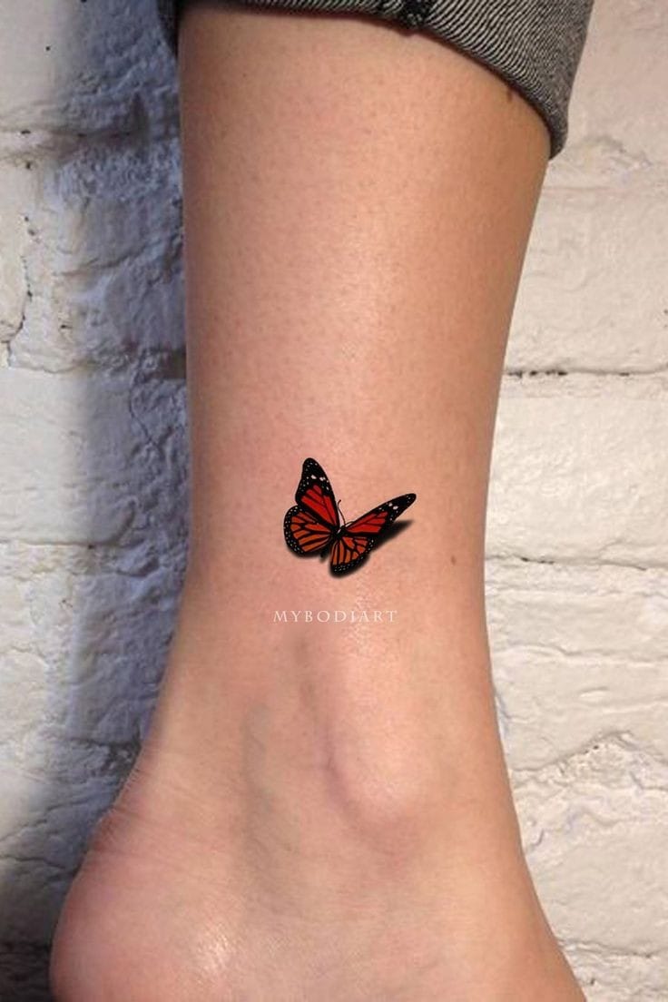 Tatuagem de borboleta no tornozelo