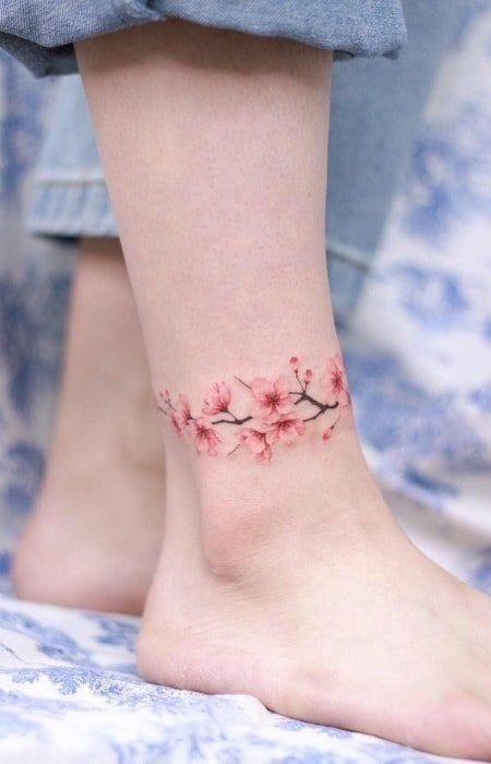 Tatuagem no tornozelo em flor de cerejeira