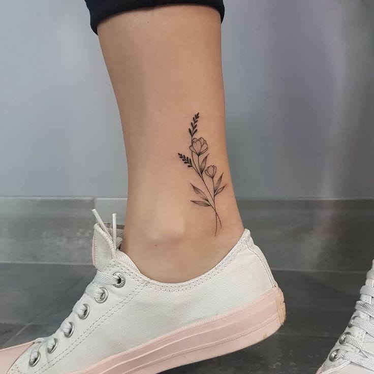 Tatuagem de flor no tornozelo