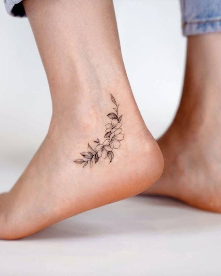 Tatuagem de flor no tornozelo