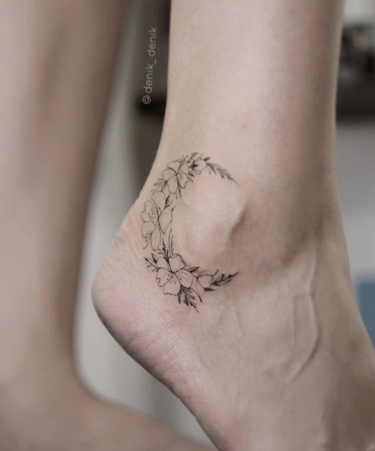 Tatuagem de flor no tornozelo