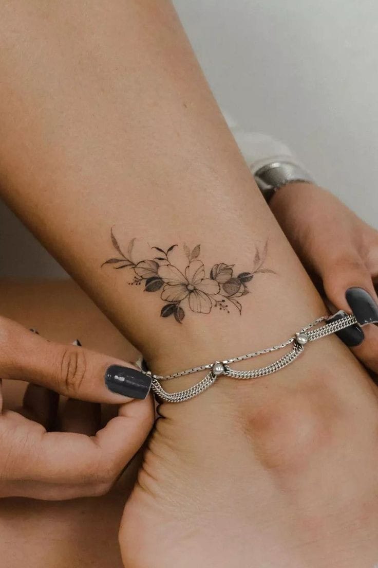 Tatuagem de flor no tornozelo