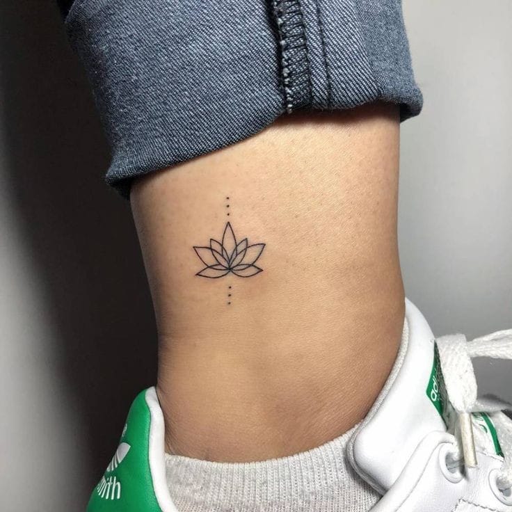 Tatuagem de lótus no tornozelo