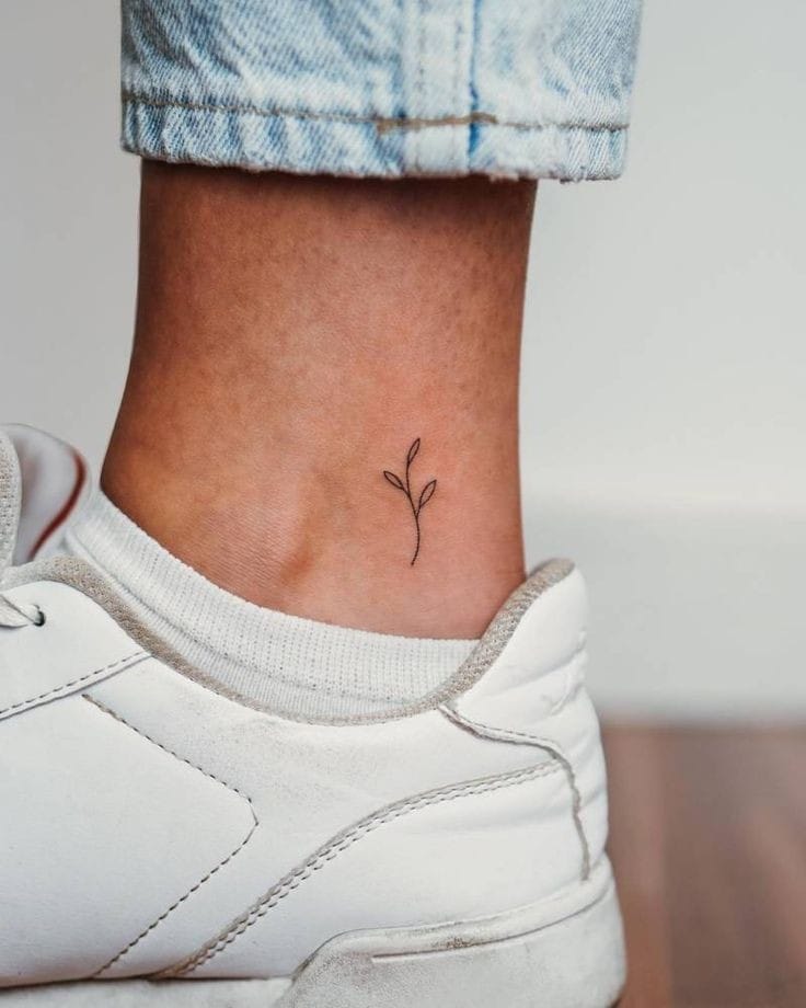 Tatuagem minimalista no tornozelo