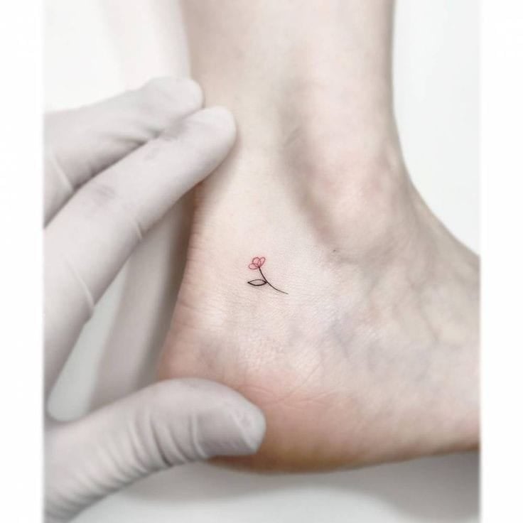 Tatuagem minimalista no tornozelo