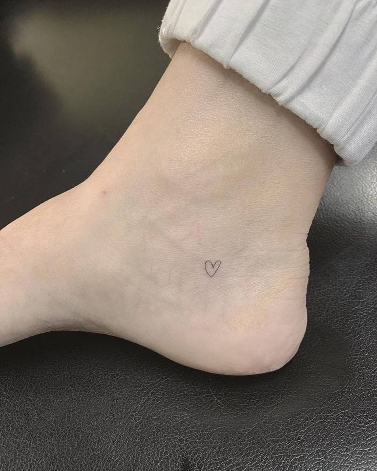 Tatuagem minimalista no tornozelo