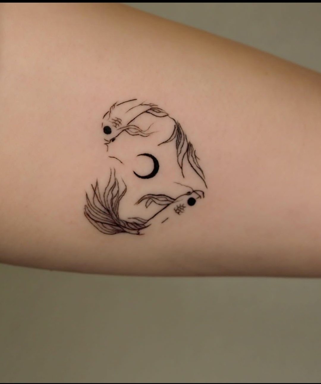 Tatuagem de peixe koi em formato de coração-35