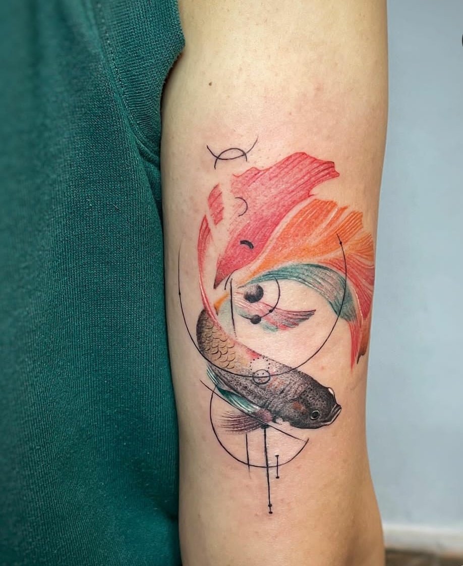 Peixe Koi com tatuagem de desenho abstrato-39