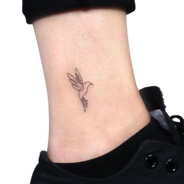 Tatuagem pequena no tornozelo