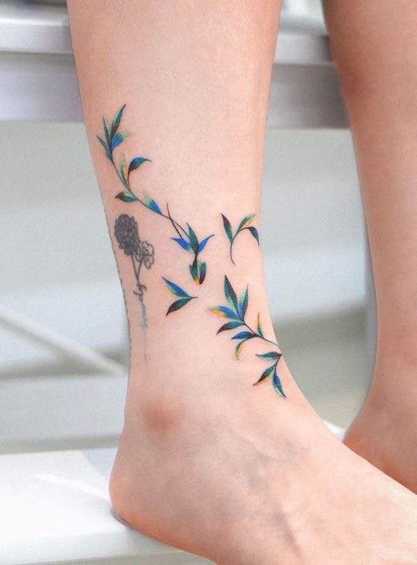 Impressionante tatuagem no tornozelo
