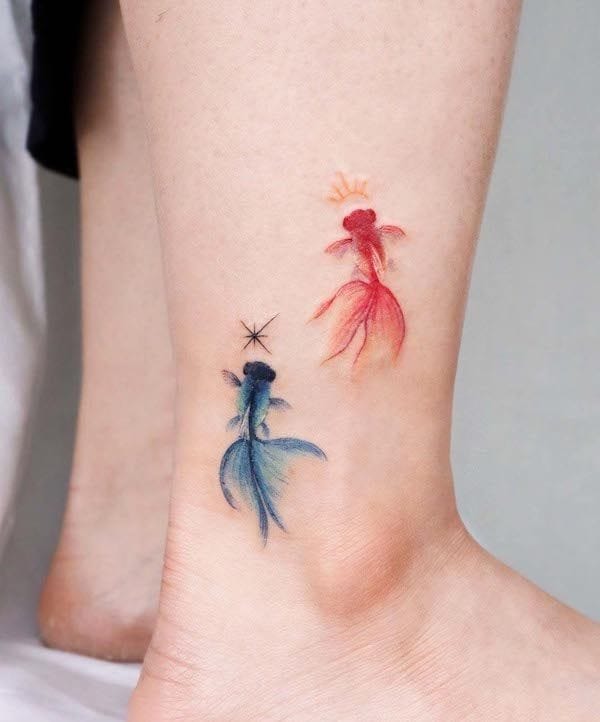 Tatuagem em aquarela no tornozelo