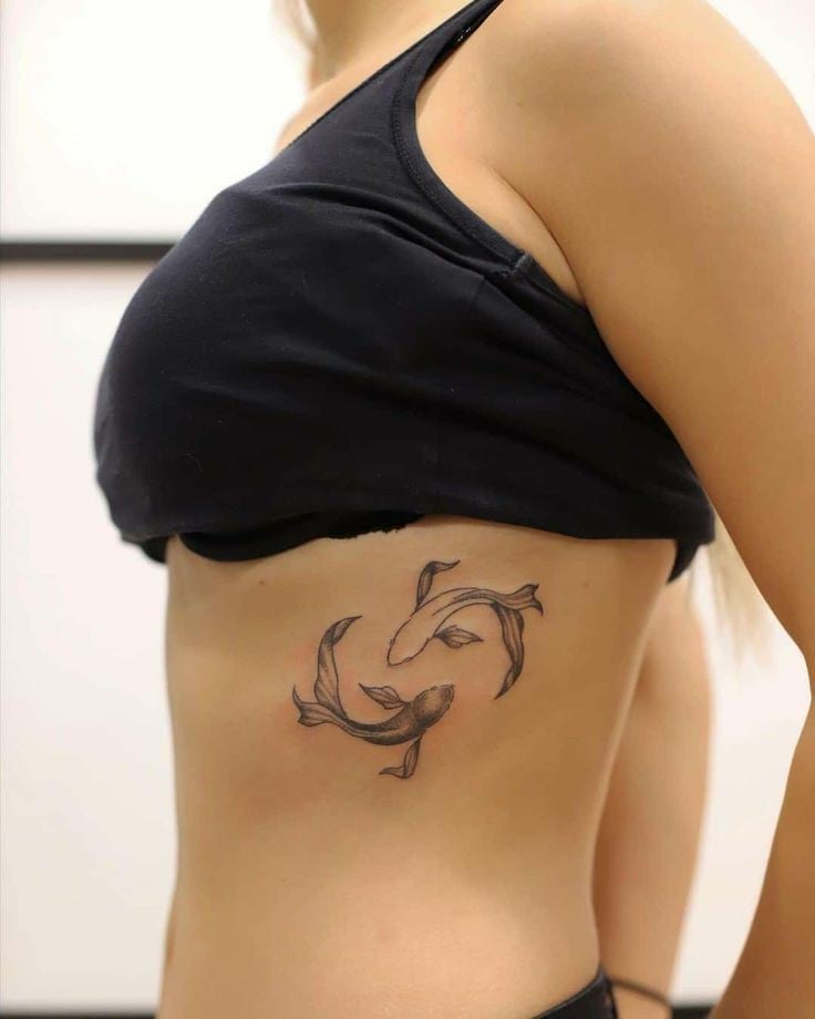 Tatuagem de peixe koi de costelas-16