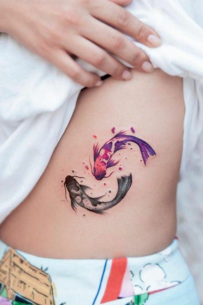 Tatuagem de peixe koi no estômago-30