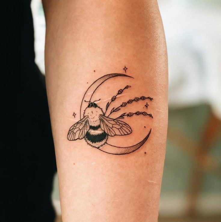 Tatuagem de abelha com lua-35