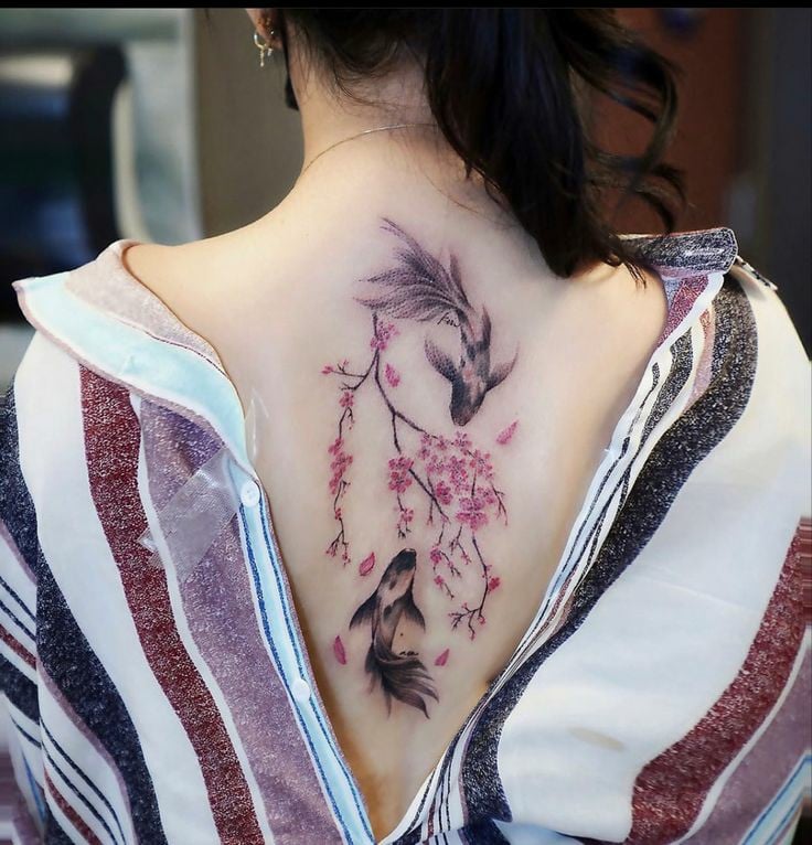 Peixe Koi com tatuagem de flor de cerejeira-22