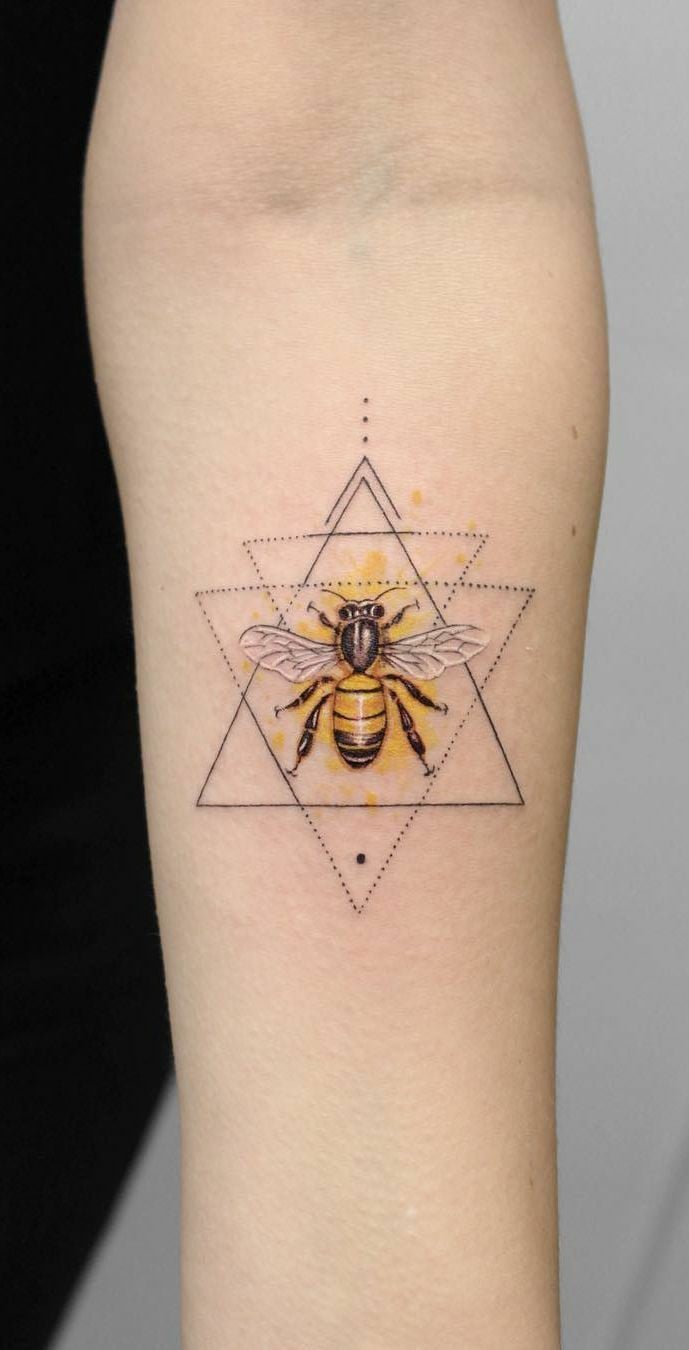 Tatuagem de abelha com desenho geométrico-16