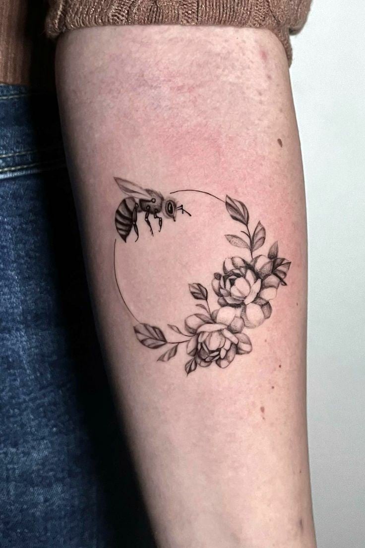 Tatuagem de abelha com rosa-41