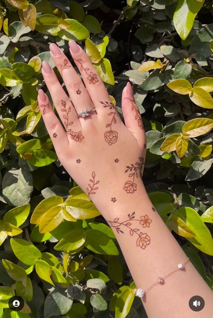 minimalist floral mehndi design-01