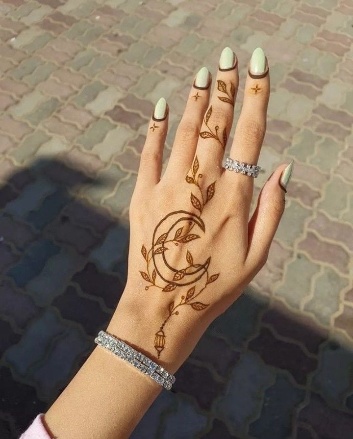stunning moon mehndi design-25