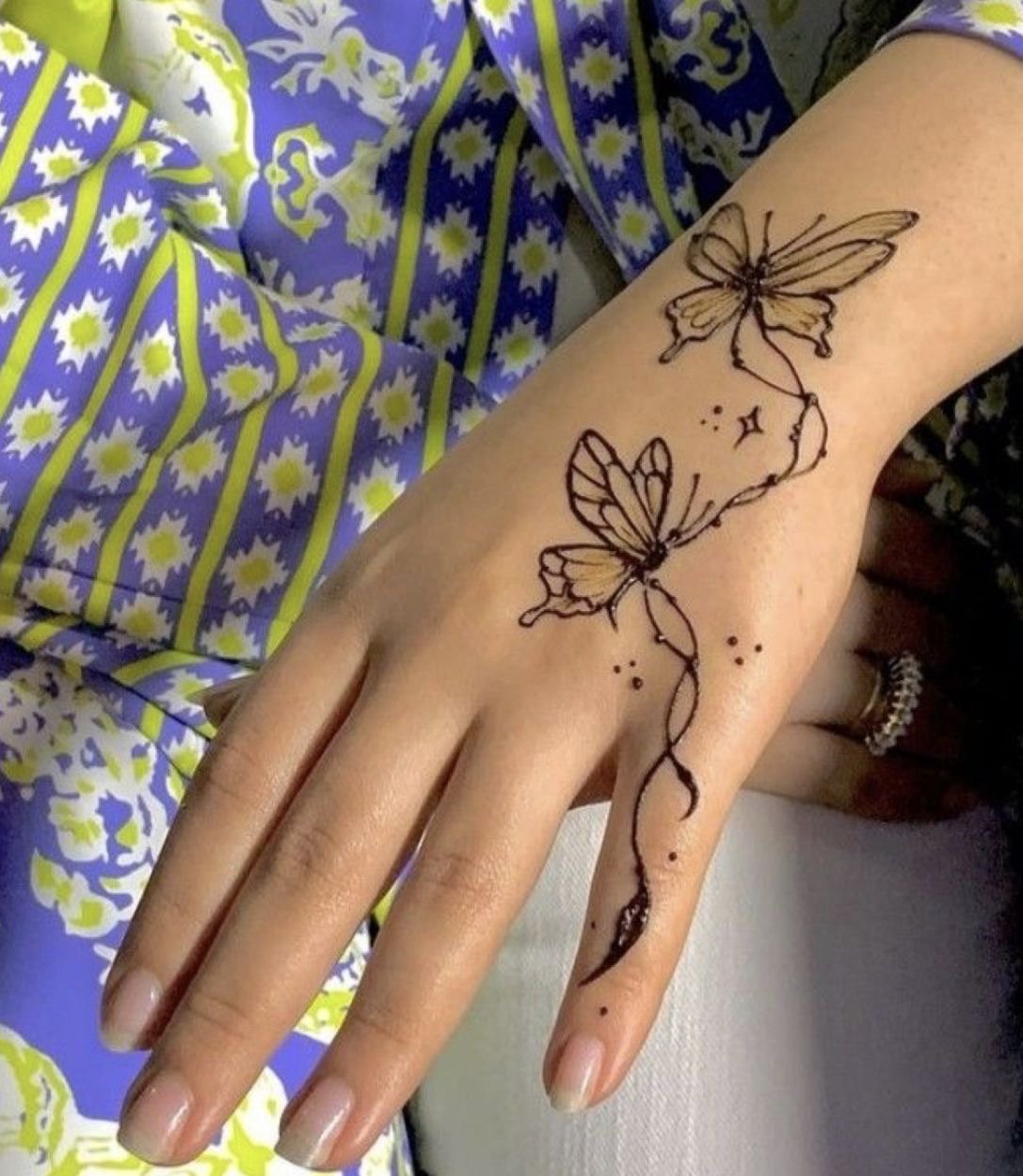 butterfly with star mehndi design-28