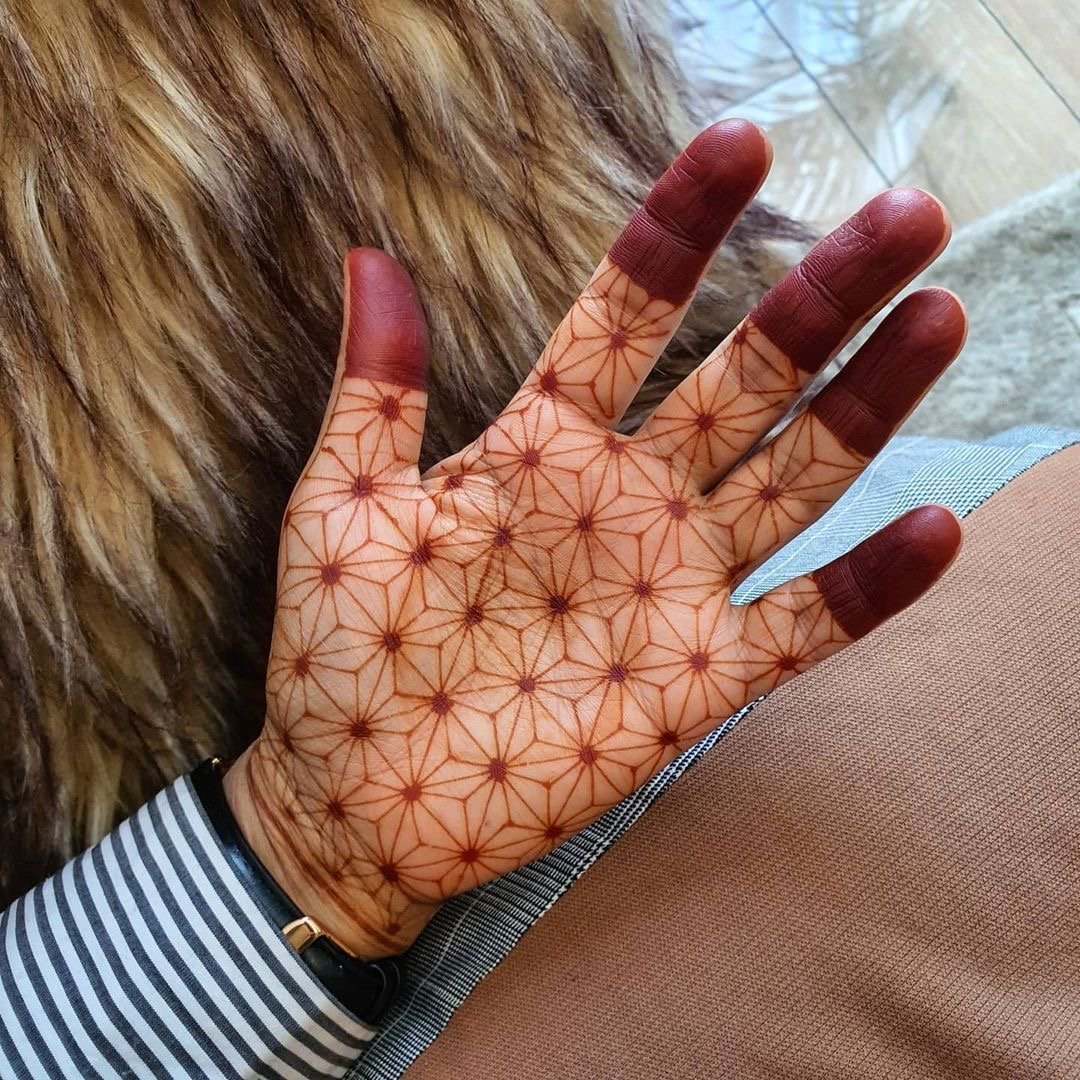 symmetric mehndi design-34